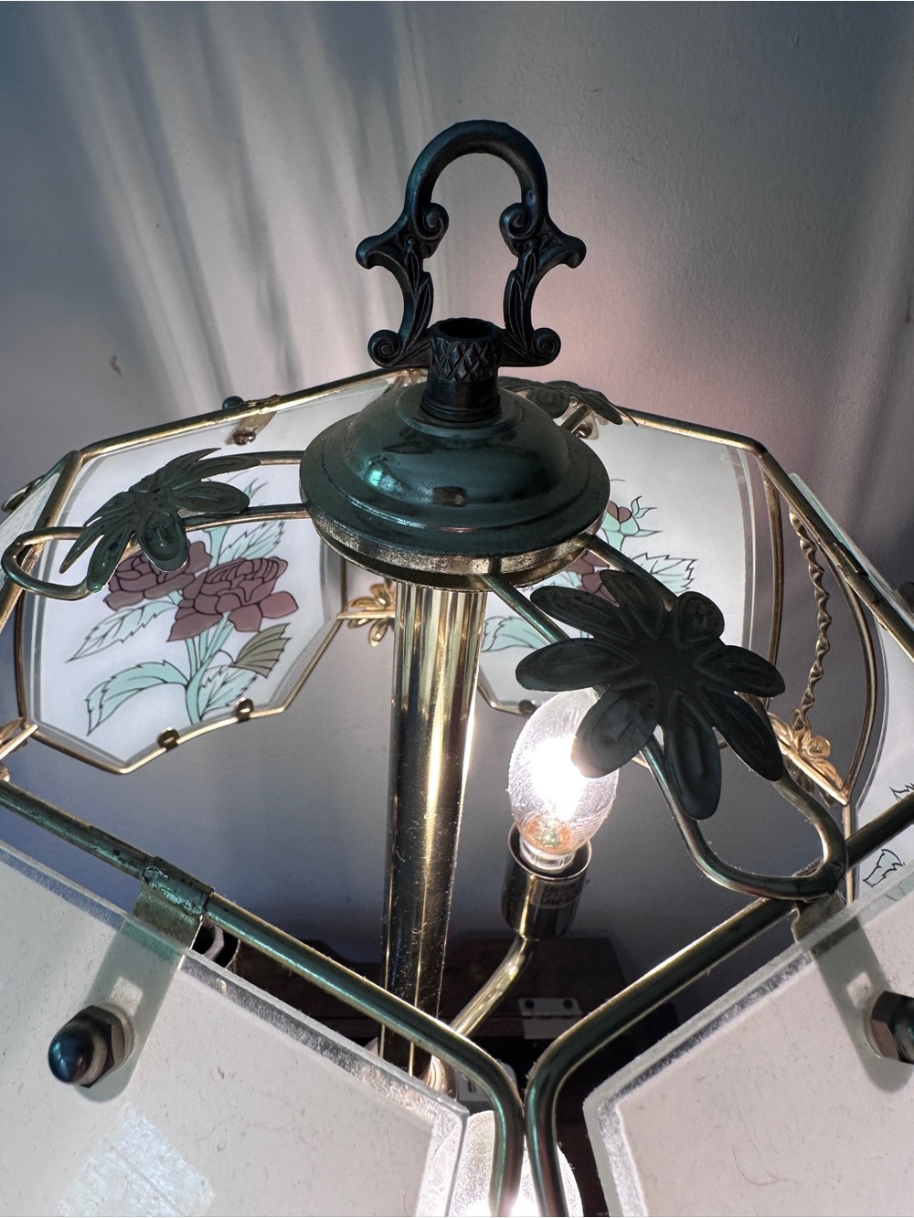 Vintage Hollywood Regency Brass Table Lamp Floral Rose & Butterfly Glass Panels - Picture 6 of 9